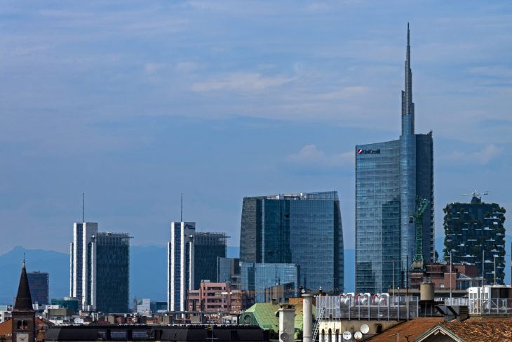 Milan_skyline_with_Unicredit_Tower_and_Bosco_Verticale
